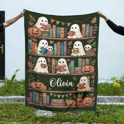 Personalized ghost bookshelf blanket with name, spooky cute Halloween blanket for book lovers, cozy fall reading gift, Halloween décor keepsake.