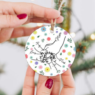Personalized hand-holding mom ornament with kids’ names, sentimental 2025 Christmas gift for Mom.